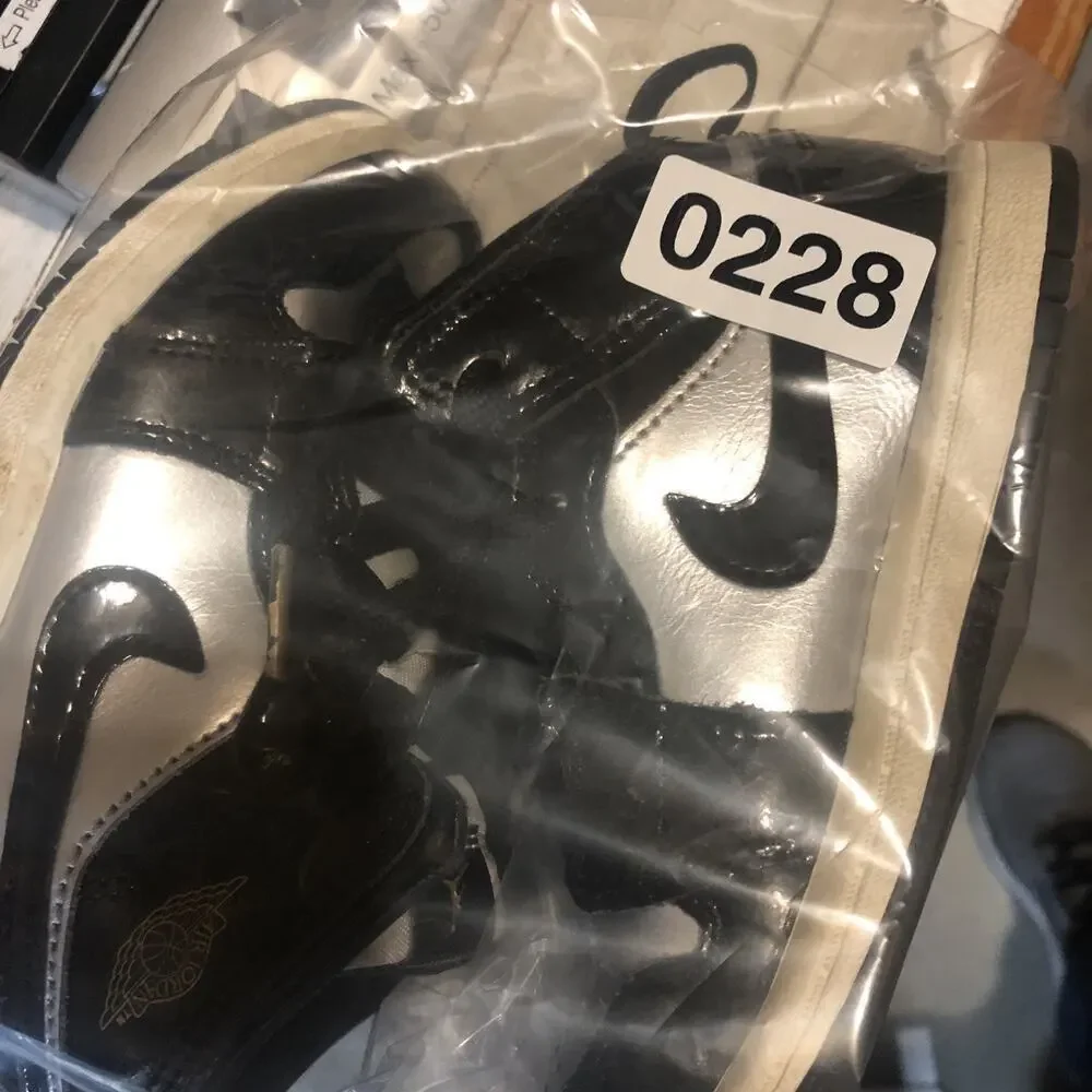 NIKE AIR JORDAN 1 MID SE (GS)BLACK/METALLIC Silver (FZ3937 001) Size 9C Child